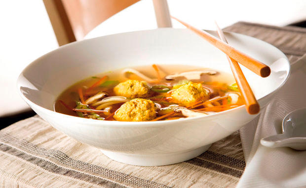 Asia-Suppe mit faschierten Bällchen • Rezept • GUSTO.AT
