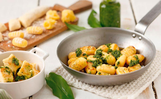 Erdäpfelgnocchi oder Ricottagnocchi mit Bärlauchpesto