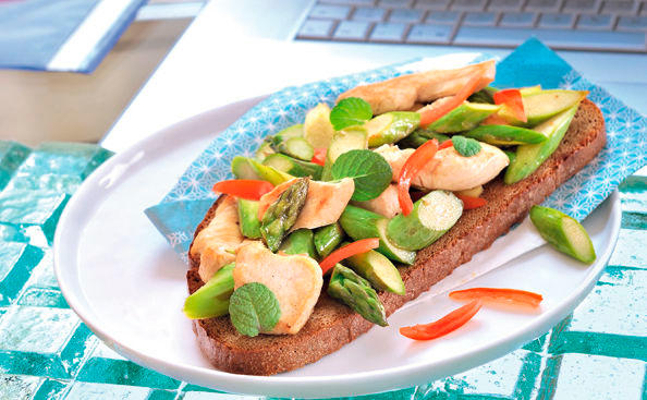 Brot mit Spargel und Hühnerfilet