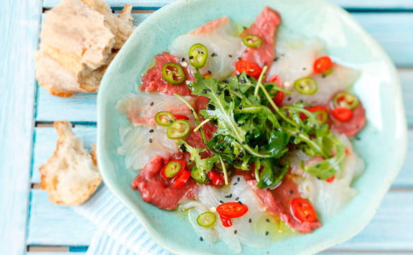 Carpaccio von Goldbrasse und Rind mit Rucolasalat