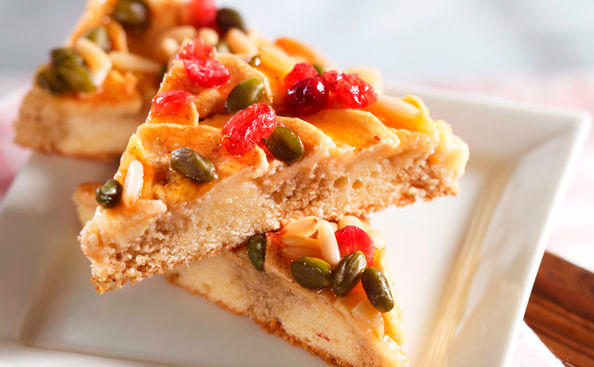 Apfel-Mohnkuchen mit Cranberries und Pinienkernen • Rezept • GUSTO.AT