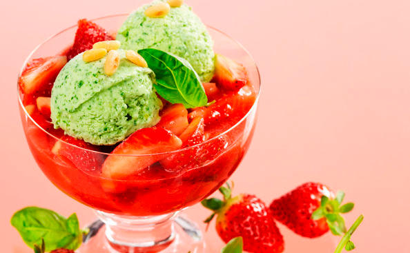 Basilikum-Pignoli-Eis mit Erdbeersalat