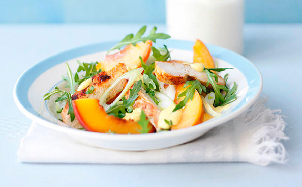 Nektarinen-Hühnersalat mit Curry-Rahm-Dressing