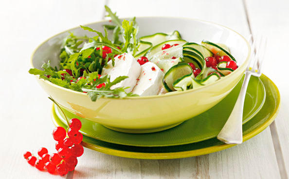 Ziegenkäse-Salat mit Honig-Ribiselmarinade