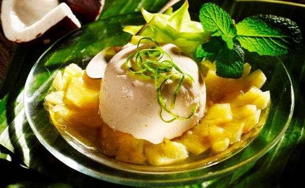 Kokos-Mousse mit Rum-Ananas