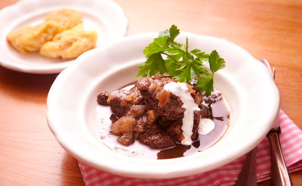 Kronfleisch in Rotwein-Zwiebelsauce