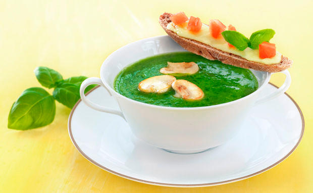 Kohlrabi-Basilikum-Suppe mit Champignons