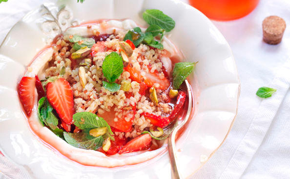 Erdbeer-Quinoa-Salat mit Minze