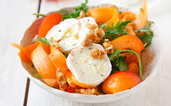 Karottensalat mit Marillen und Ziegenkäse