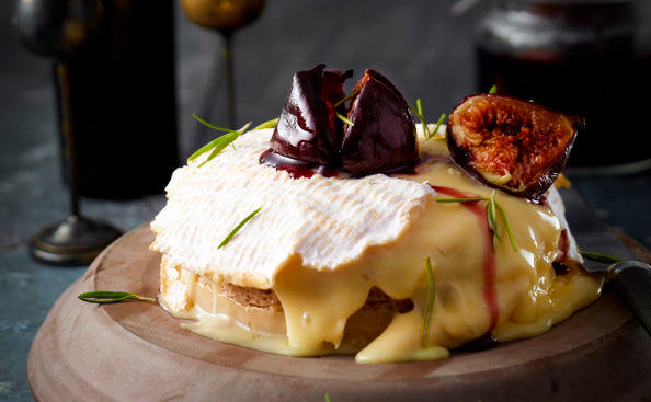 Camembert-Torte mit Portweinfeigen