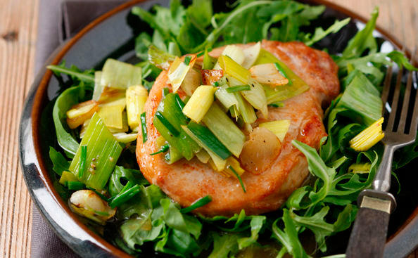 Steak mit Lauch und Rucola