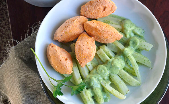 Schwarzwurzeln in Petersilsauce mit Lachs-Nockerln