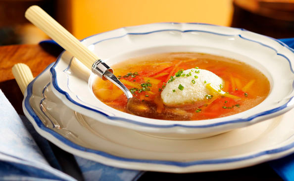 Rindsuppe mit Grießnockerln • Rezept • GUSTO.AT