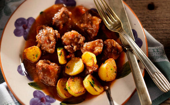 Stifado mit Lamm • Rezept • GUSTO.AT