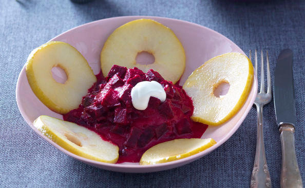 Rote Rüben in Krensauce mit Bratapfelringen