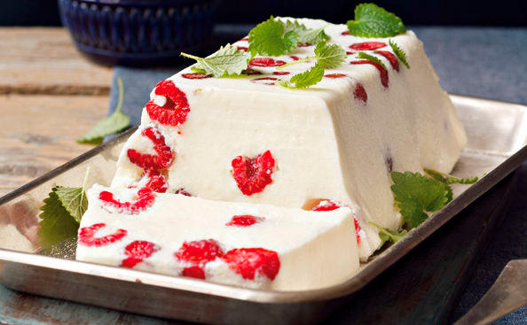 Buttermilch-Terrine mit Himbeeren • Rezept • GUSTO.AT