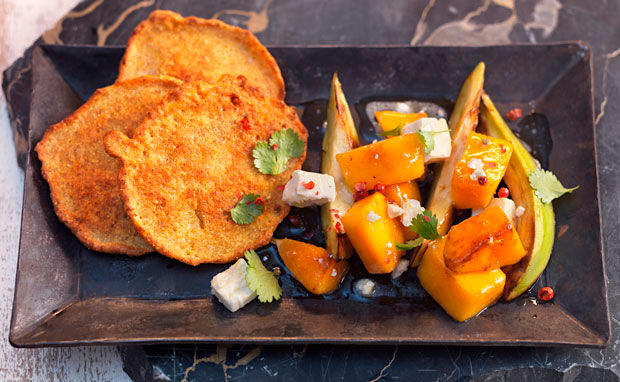 Mangosalat mit Schafkäse, Avocado und Crostini