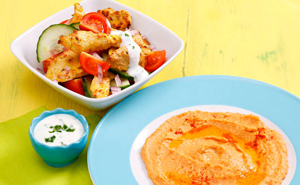 Hühnerkebab mit Paprika-Hummus