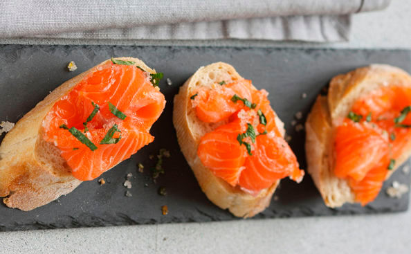 Orangengebeizter Lachs mit Zimt und Minze • Rezept • GUSTO.AT