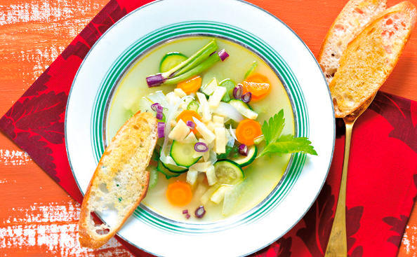 Gemüsesuppe mit Weißbrot-Chips