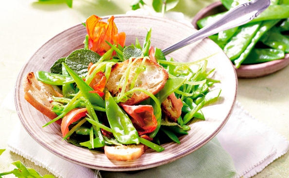 Zuckerschotensalat mit Brotchips