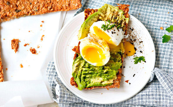 Selbstgebackenes Knäckebrot mit Avocado und Ei