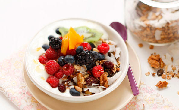 Granola mit Früchten und Joghurt