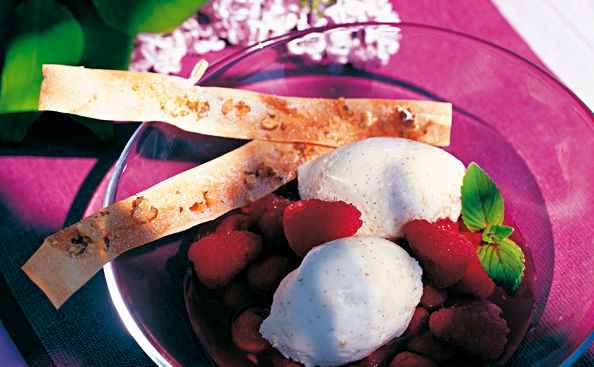 Flieder-Himbeer-Kompott mit Vanillemousse • Rezept • GUSTO.AT