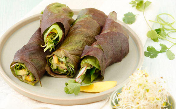 Asiatische Spargel-Salatrollen mit Ingwer-Nusssauce