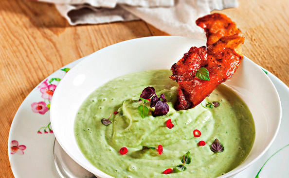 Kalte Avocado-Gurkensuppe
