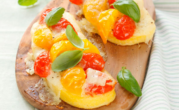 Polentaschnitte mit Paradeisern • Rezept • GUSTO.AT