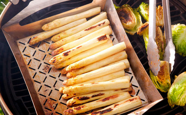 Spargel und Salatherzen vom Grill mit Rote-Rüben-Vinaigrette