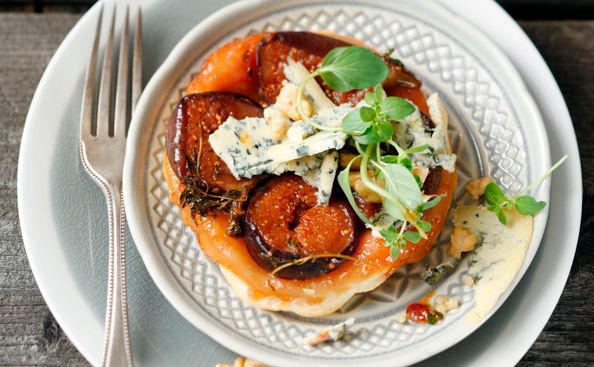 Feigen-Tarte-Tatin mit Blauschimmelkäse