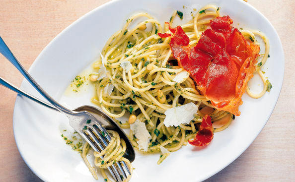 Spaghetti mit Pesto und Prosciutto