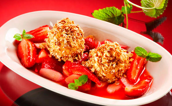 Hafer-Krokant-Knödel mit Erdbeersalat