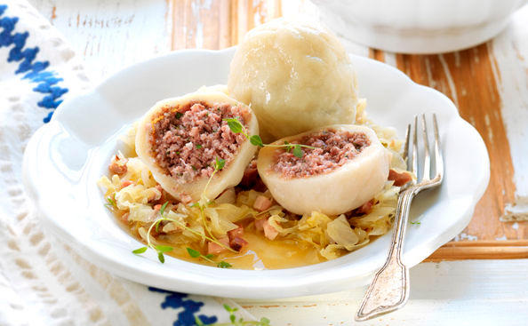 Fleischknödel mit selbstgemachtem Teig und Krautsalat