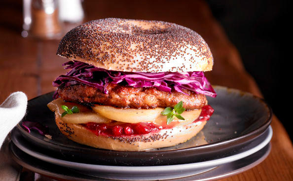 Wild-Bagel mit Rotkraut, Birne und Preiselbeeren