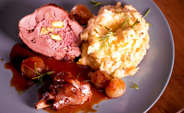 Gefüllte Hasenkeule auf Rosmarinpolenta • Rezept • GUSTO.AT