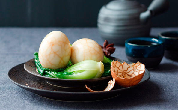 Tee-Eier mit Sternanis und Pak Choi