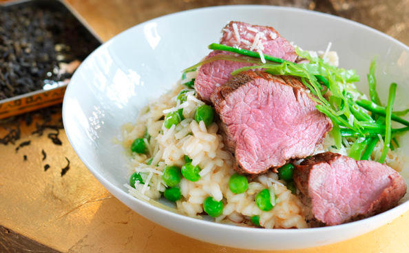 Kalbsfilet in Tee geräuchert mit Erbsenrisotto