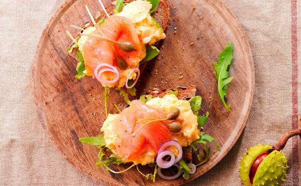 Rührei-Brot mit Lachs