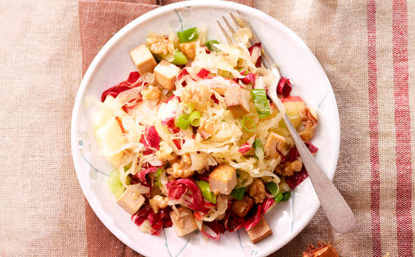 Krautsalat mit Nüssen und Tofu