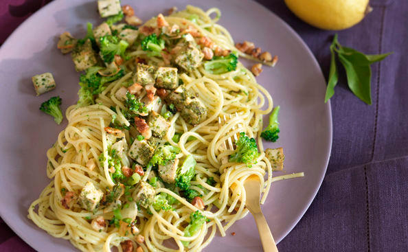 Brokkoli-Spaghetti mit Pesto-Tofu