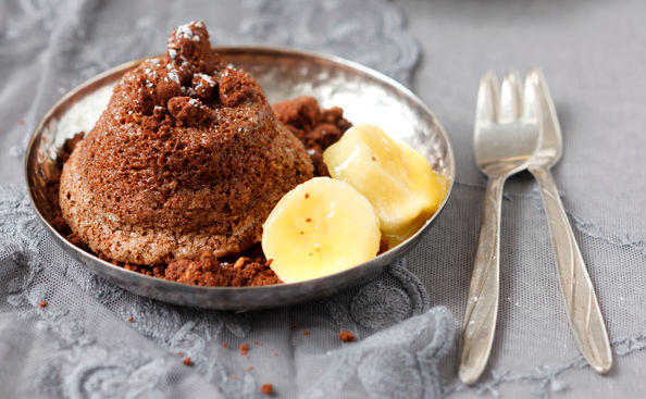 Schokosoufflé mit Nussflocken und Banane