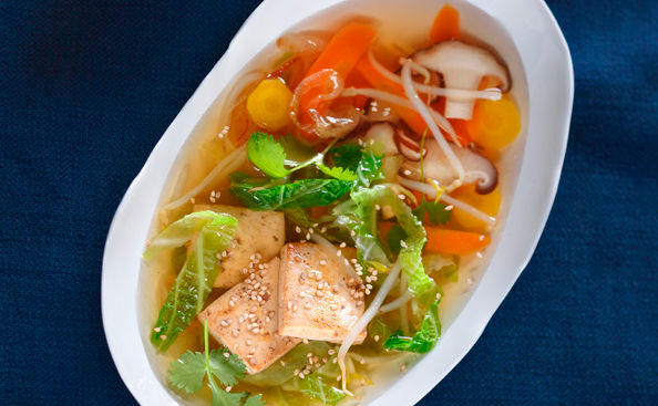 Asia-Gemüsesuppe mit Tofu