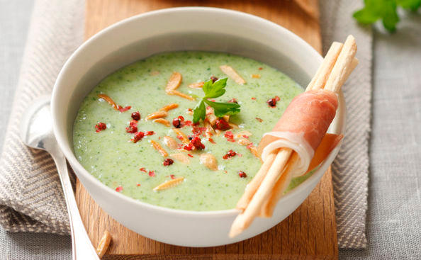 Brokkolisuppe mit Schinkenstangerln • Rezept • GUSTO.AT