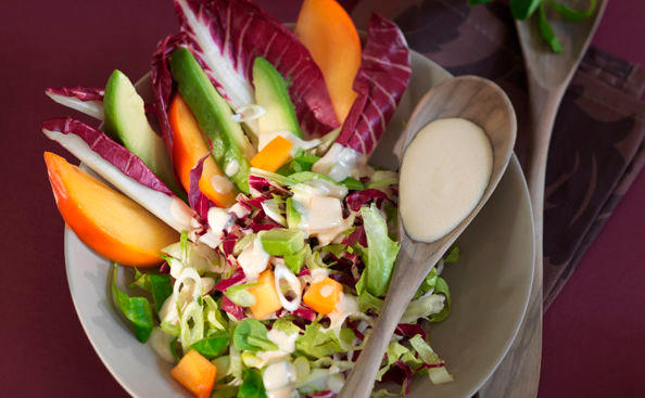 Endivien-Radicchio-Salat mit Avocado und Sharonfrucht