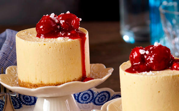 Geeister Topfenkuchen mit heißen Himbeeren