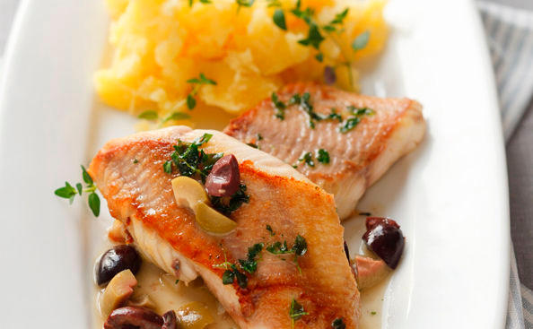 Welsfilets mit Olivensauce