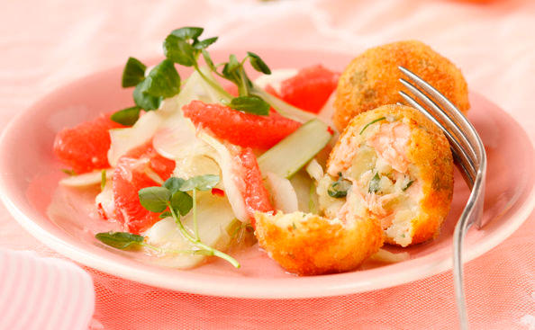 Lachsknödel mit Grapefruit-Fenchel-Salat